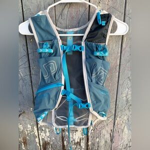 Ultimate Direction 13.4L Mountain Running Vest. Unisex size S.
